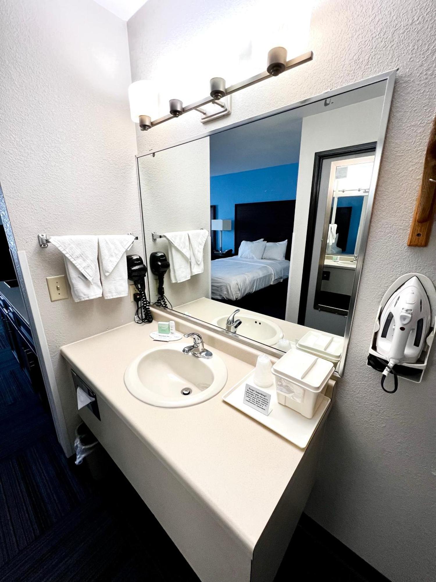 เบย์มอนต์ บาย วินด์แฮม แมริเนตต์ Hotel Marinette ภายนอก รูปภาพ